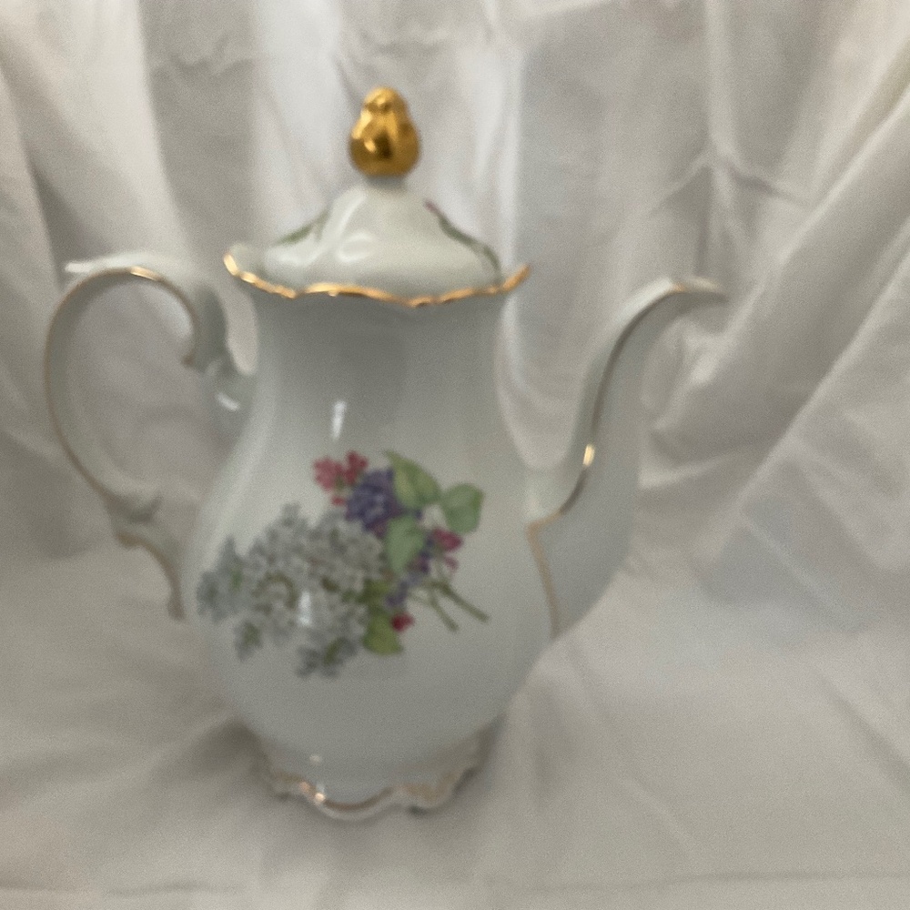 Mitterteich tea pot with lid in Lilac pattern